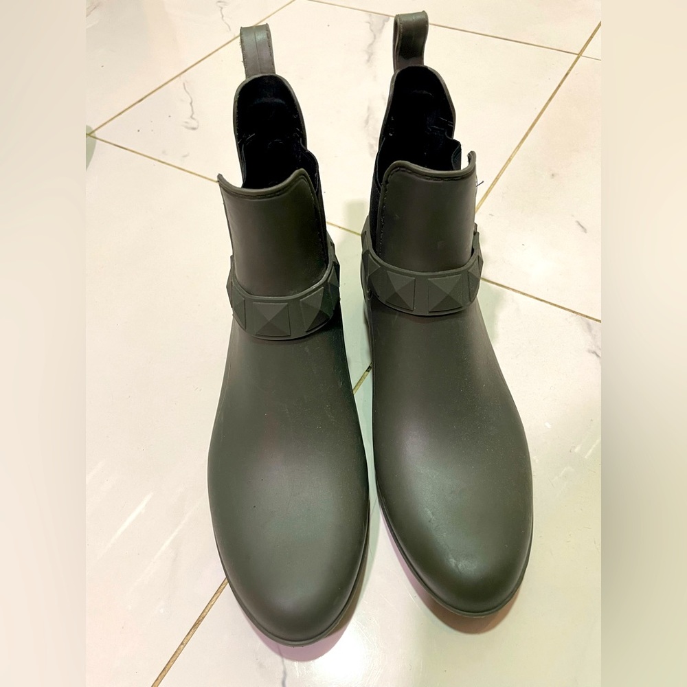 Chelsea boots olive green color size 7 women lined great condition fall rain
